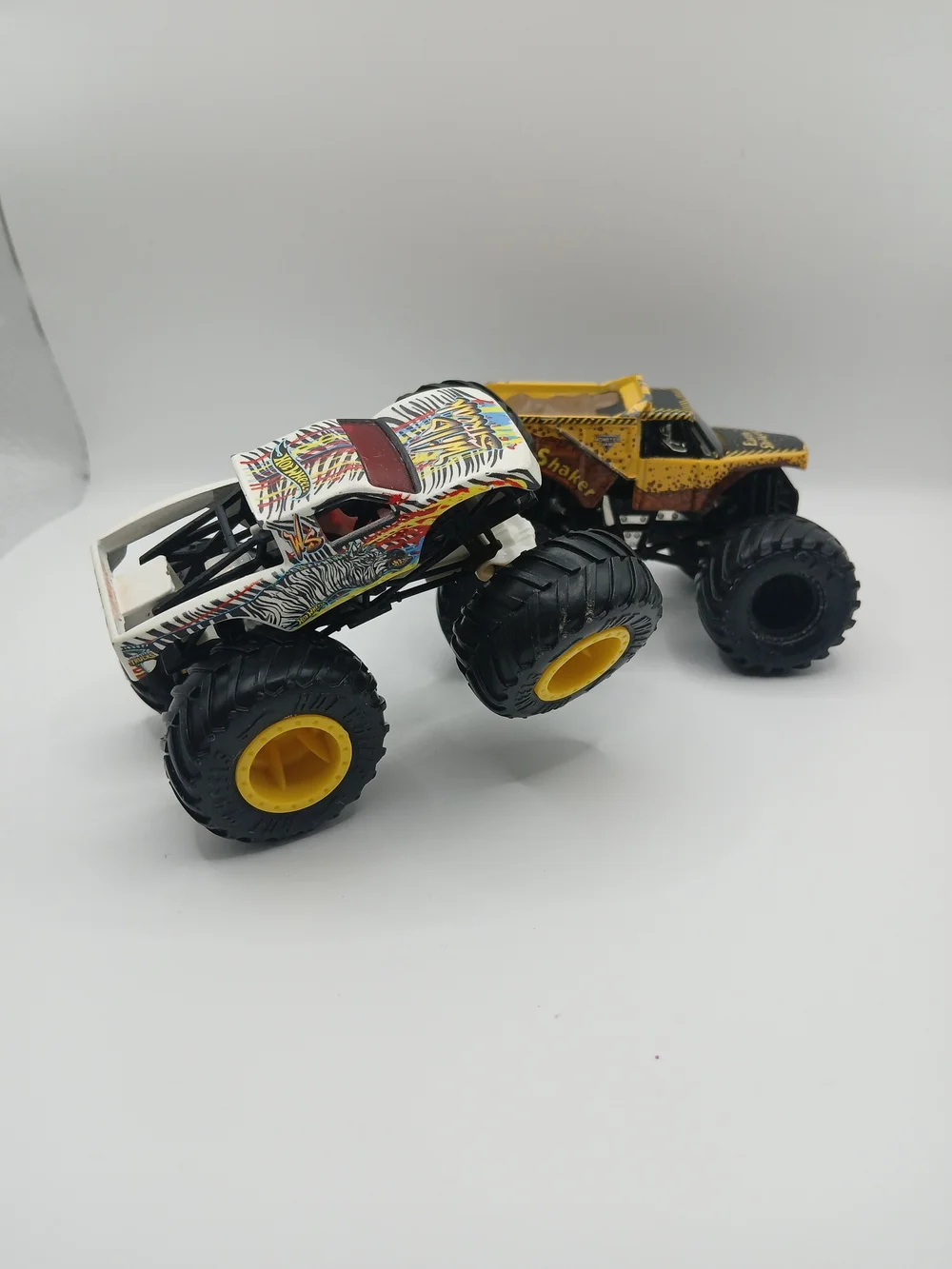 Hot‎ Wheels Monster Trucks Wild Streak Zebra Stripe 1:64 Scale & Earth Shaker